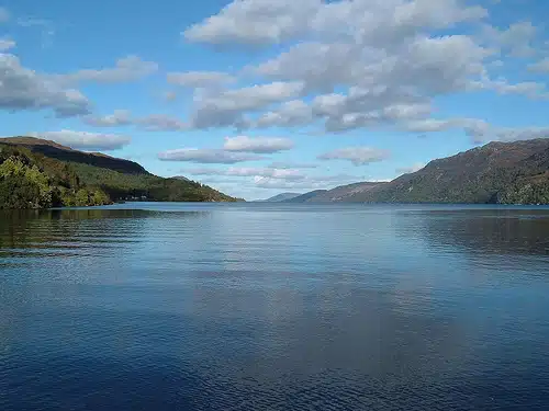 lago ness en dia soleado