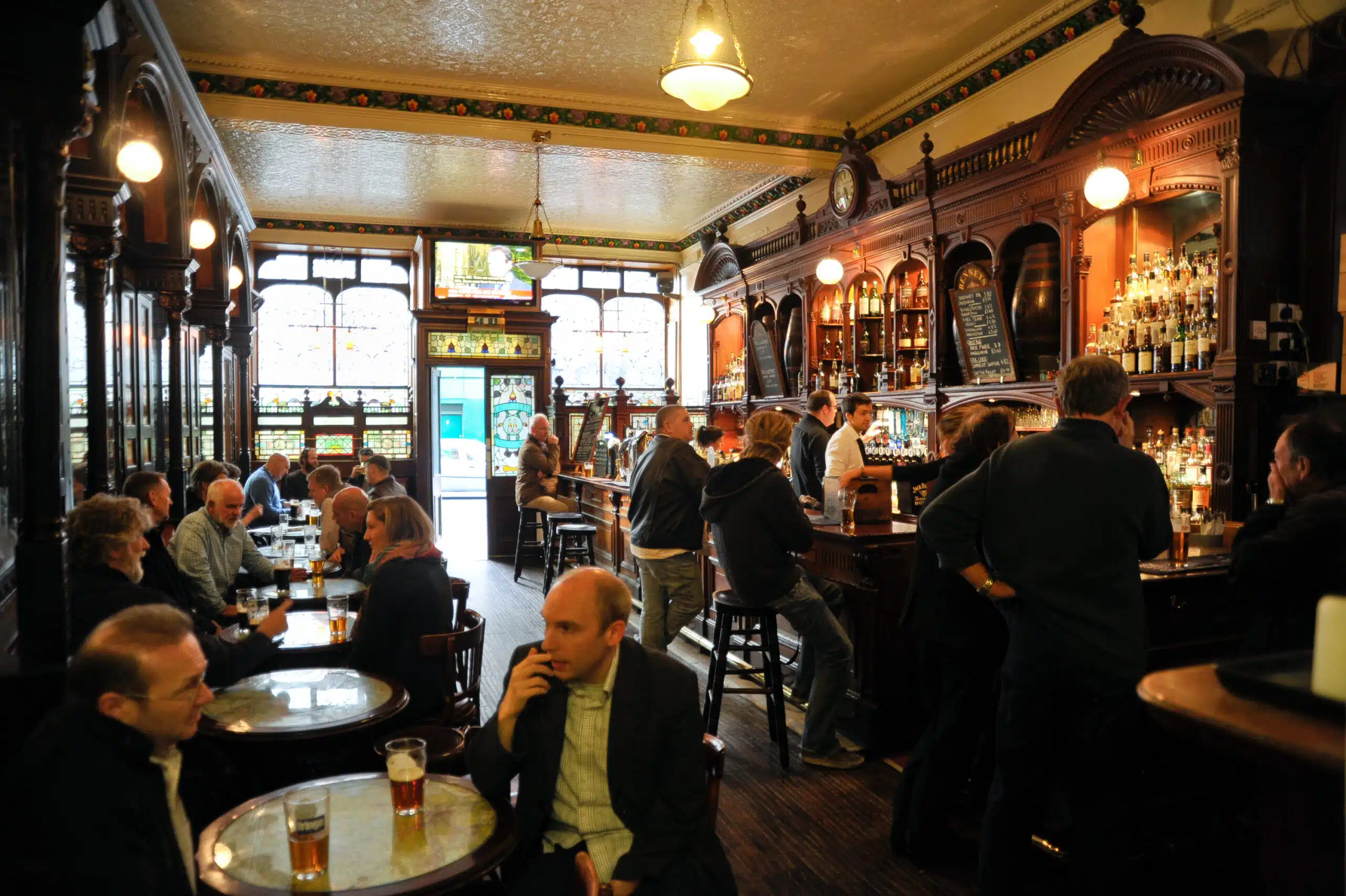 pub en edimburgo interior