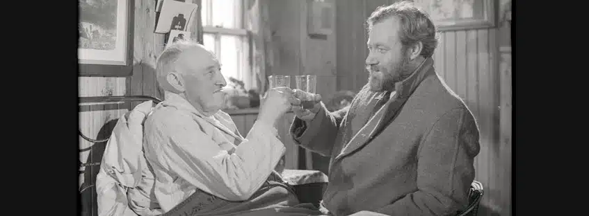 Personajes brindando en Whisky Galore