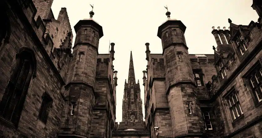Vista de la fachada de la Universidad de Edimburgo