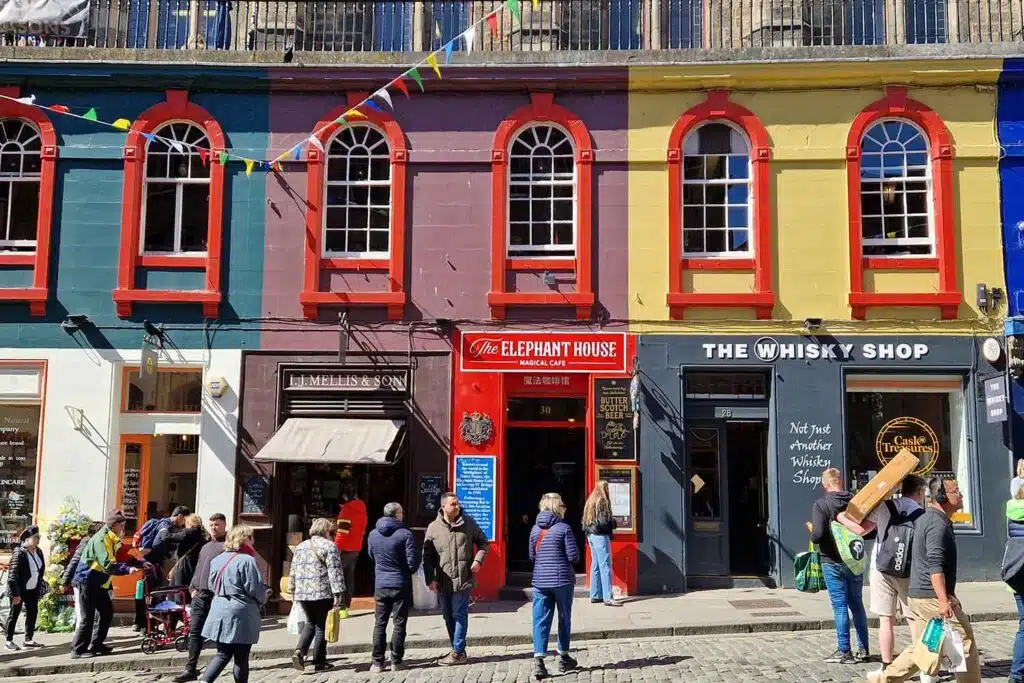 Negozi e facciate colorate di Victoria Street