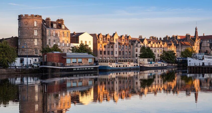 Atardecer en la orilla del río Leith en Shore, Escocia