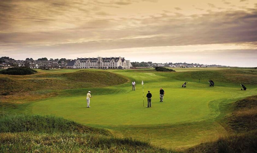 Giocare a golf a St Andrews